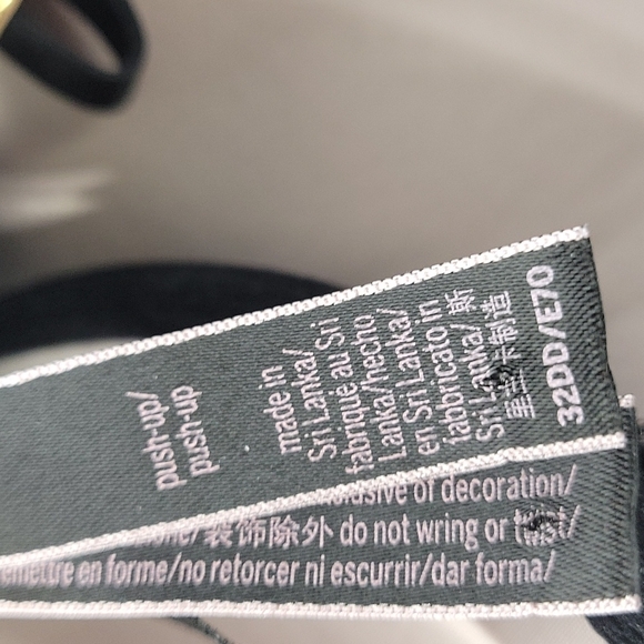 32DD Victoria's Secret Push Up black bra with gold rings - Picture 8 of 12